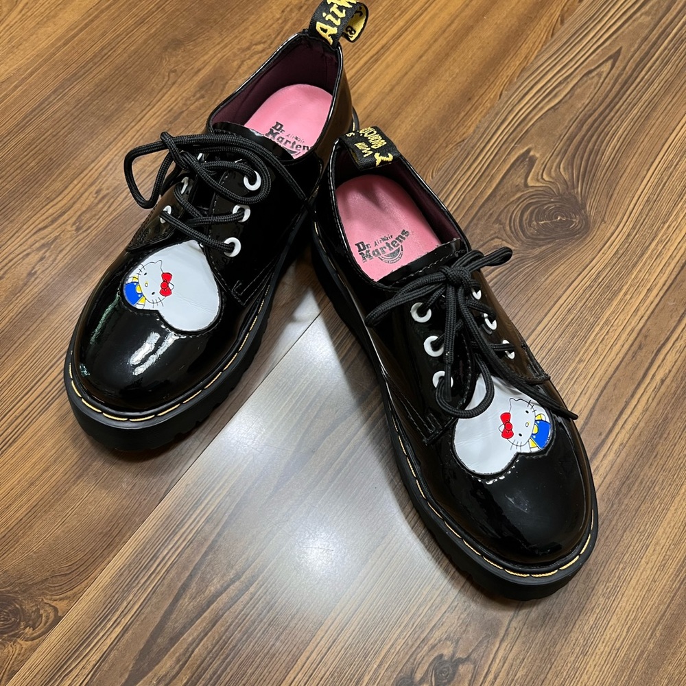 Hello Kitty/Dr. Martens Platform Patent Leather Oxfords Size US 7